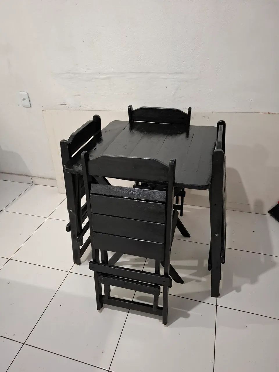 de Mesa e Cadeiras Dobráveis de Madeira