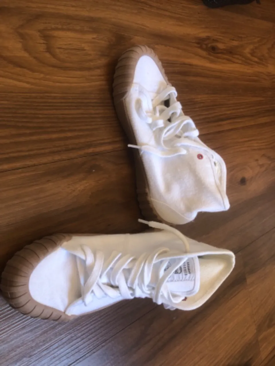 Tênis Aragäna n 35 Branco e Marrom