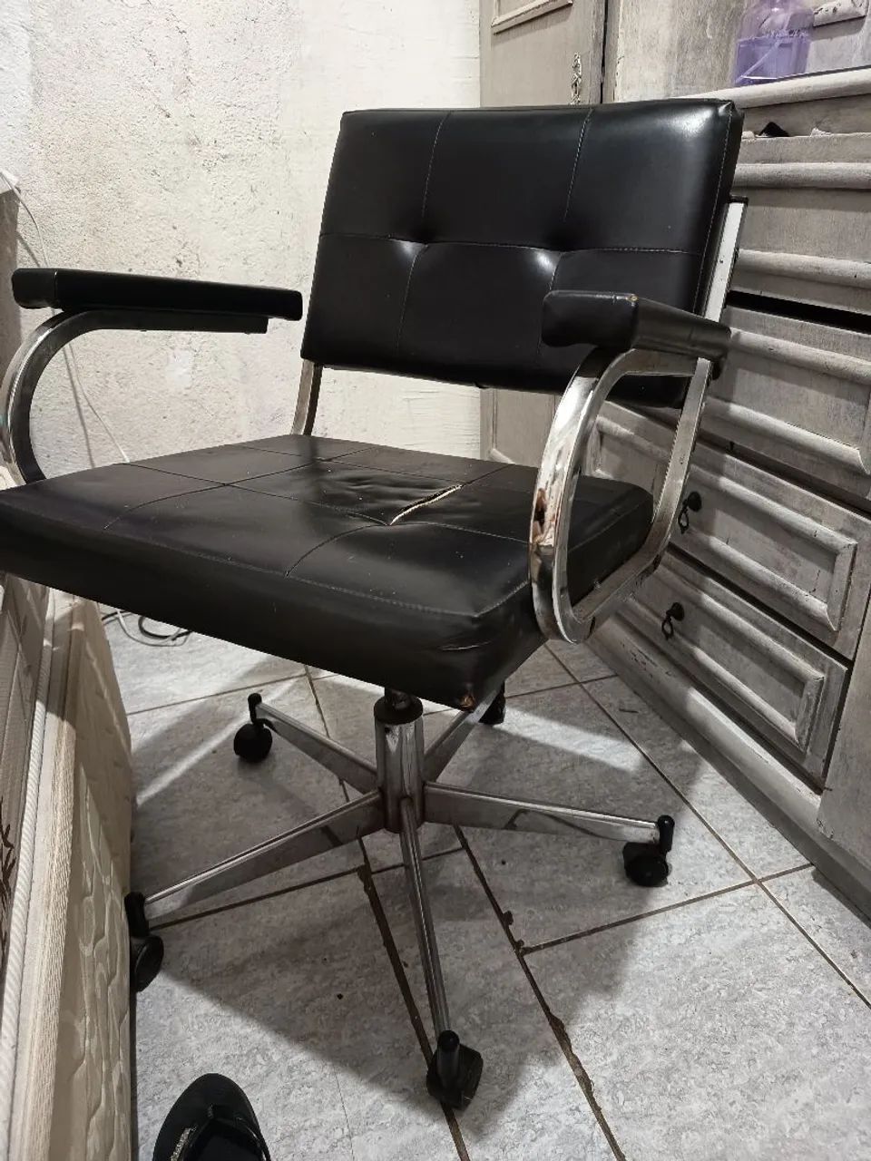Cadeira giratória de couro - Foto 2