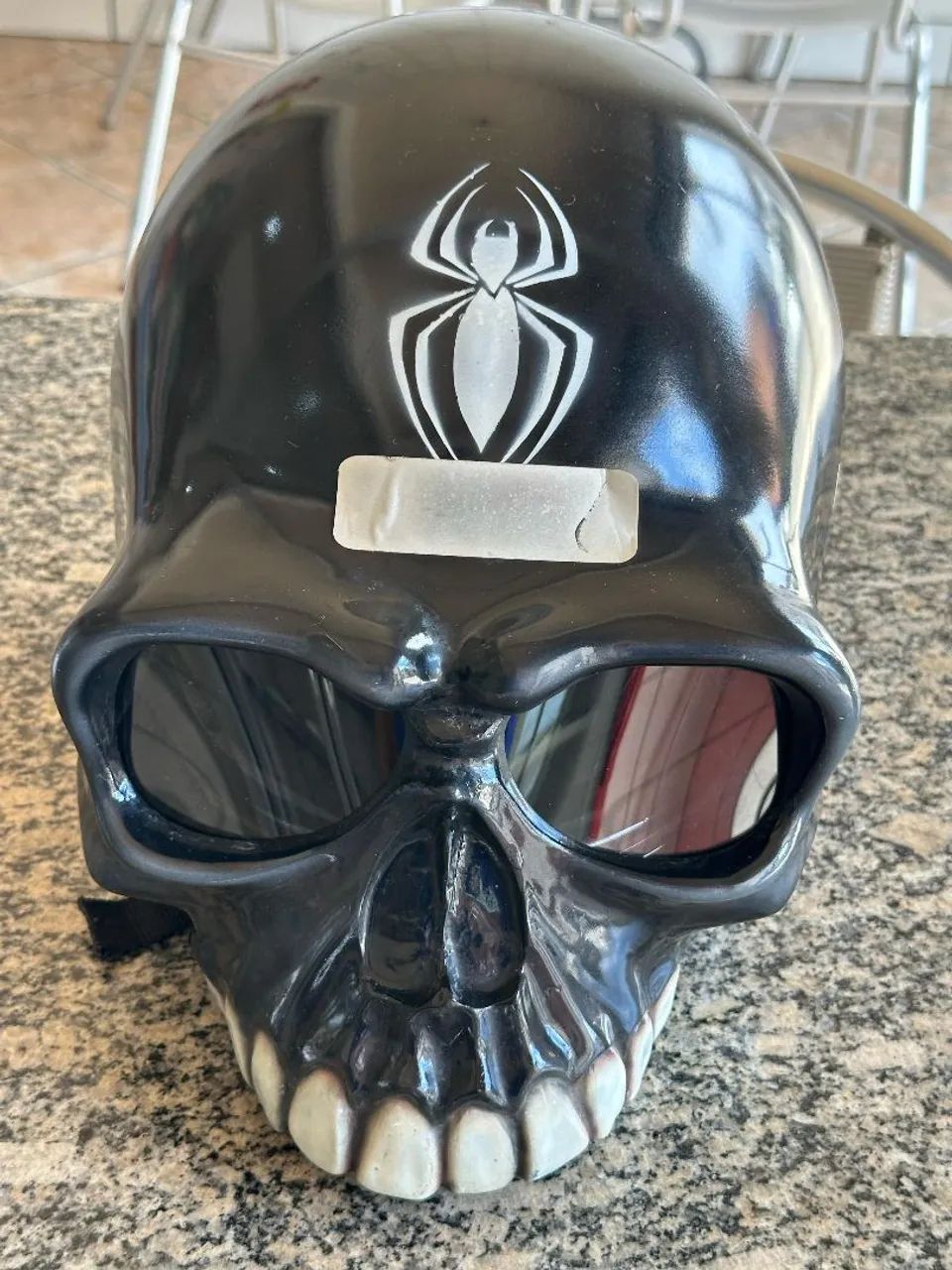 Capacete em forma de caveira