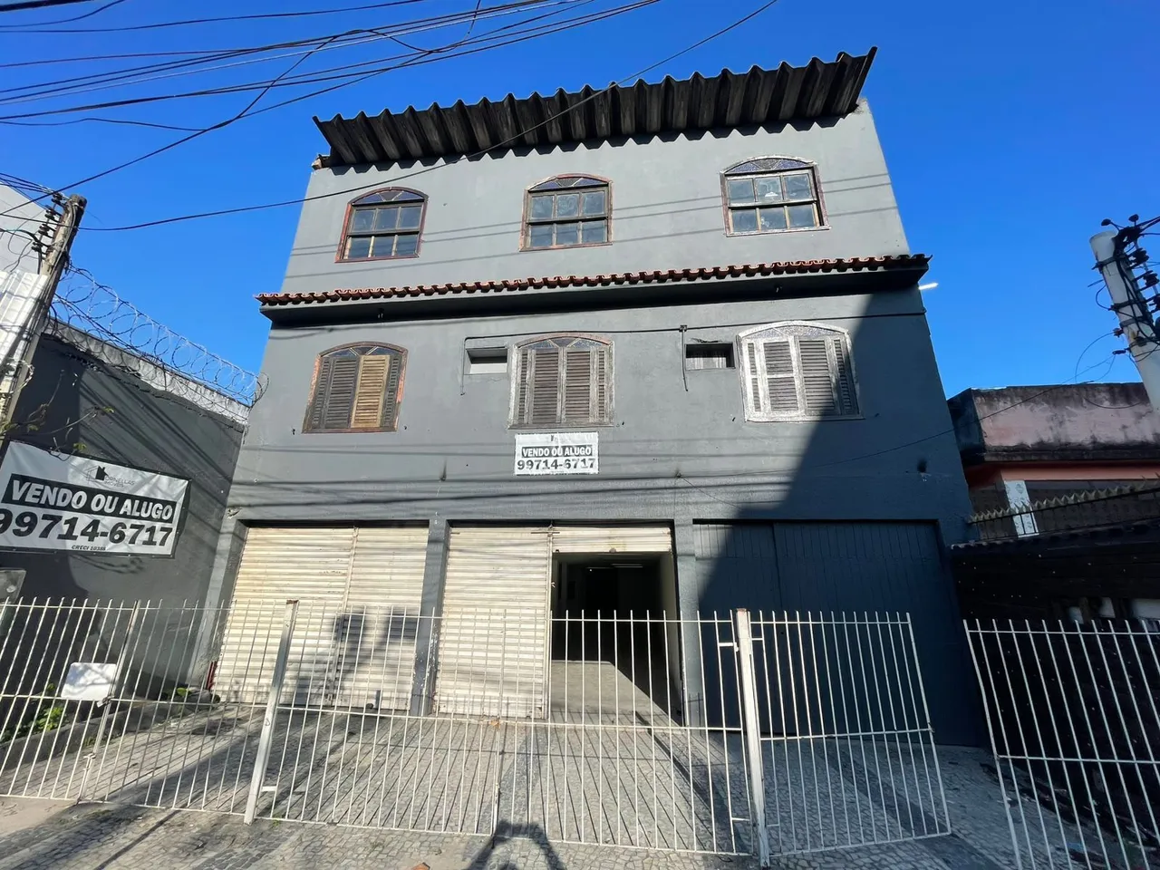 Imobiliária vende ou aluga imóvel comercial.