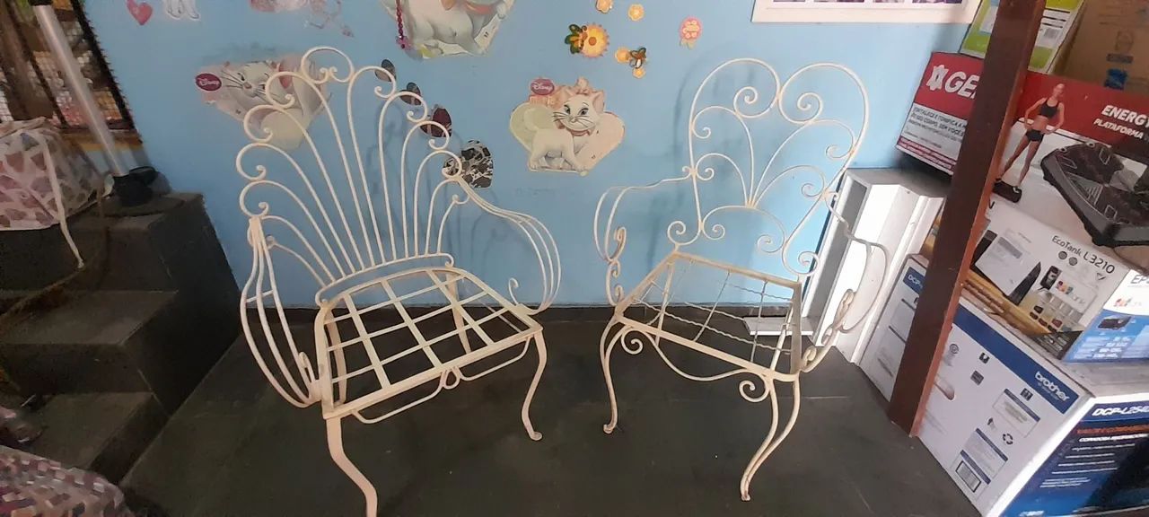 Cadeiras de ferro brancas