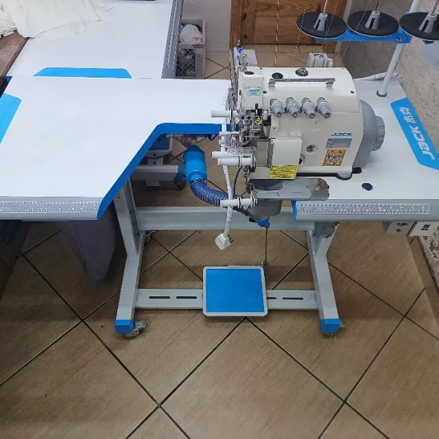 VENDO MÁQUINA OVERLOCK CONJUGADA CILÍNDRICA NOVA PREGADEIRA DE GOLA E CÓS EM ANEL .