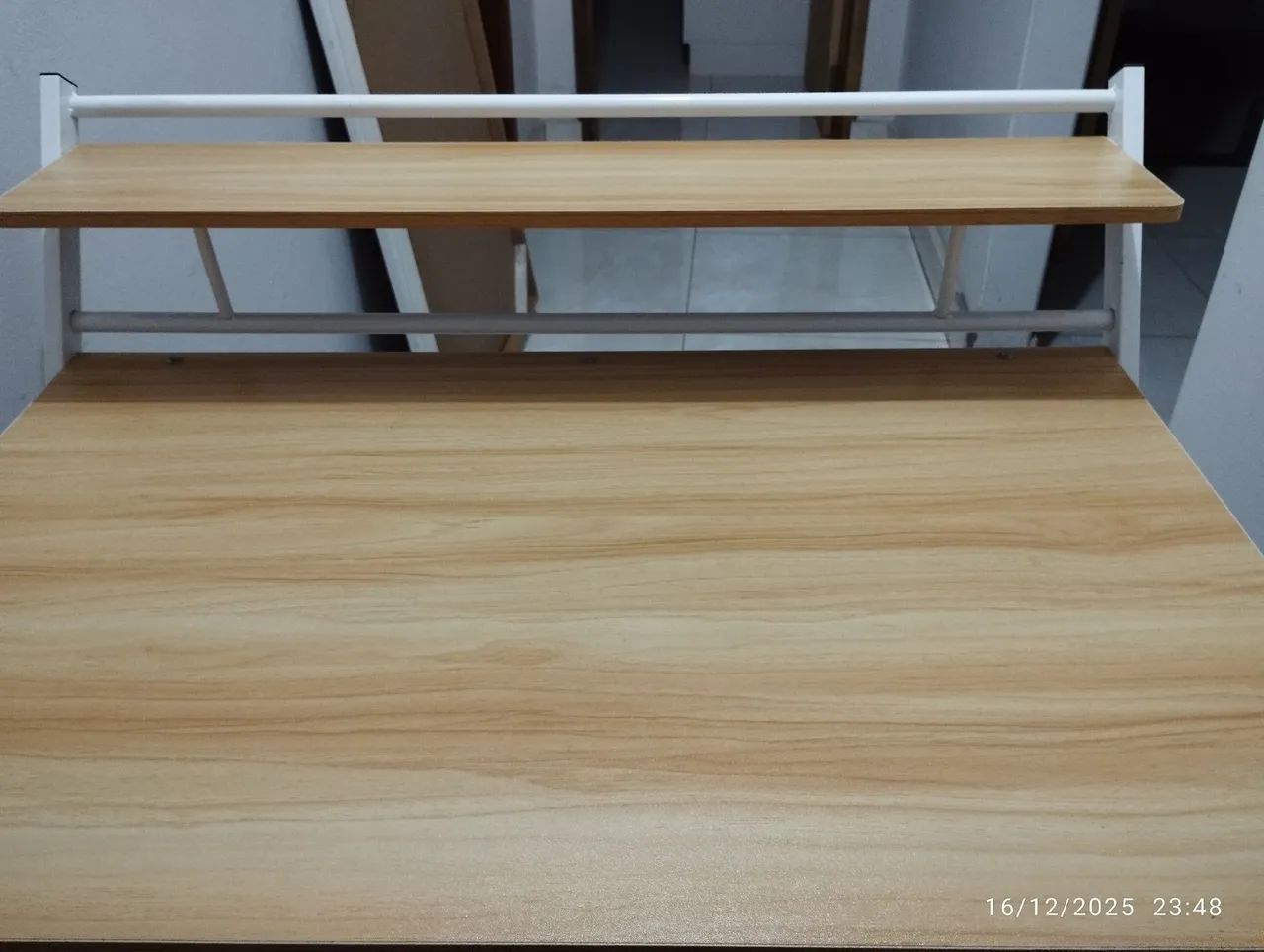 Mesa de estudos dobrável semi nova 64840777787778122