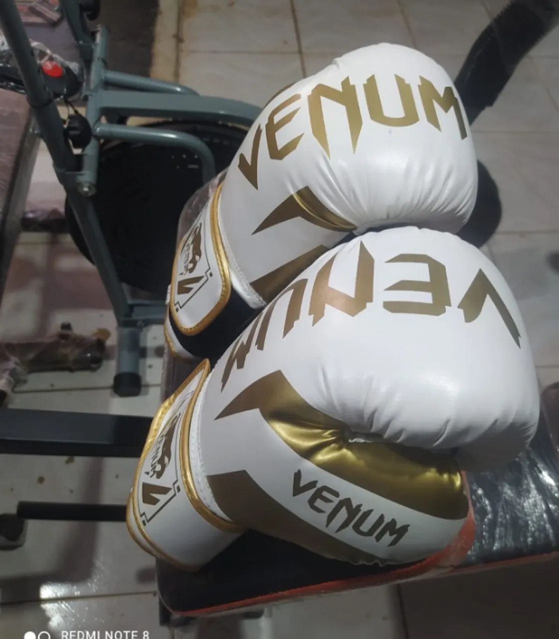 Luva Venum 12 oz branca e dourada 
