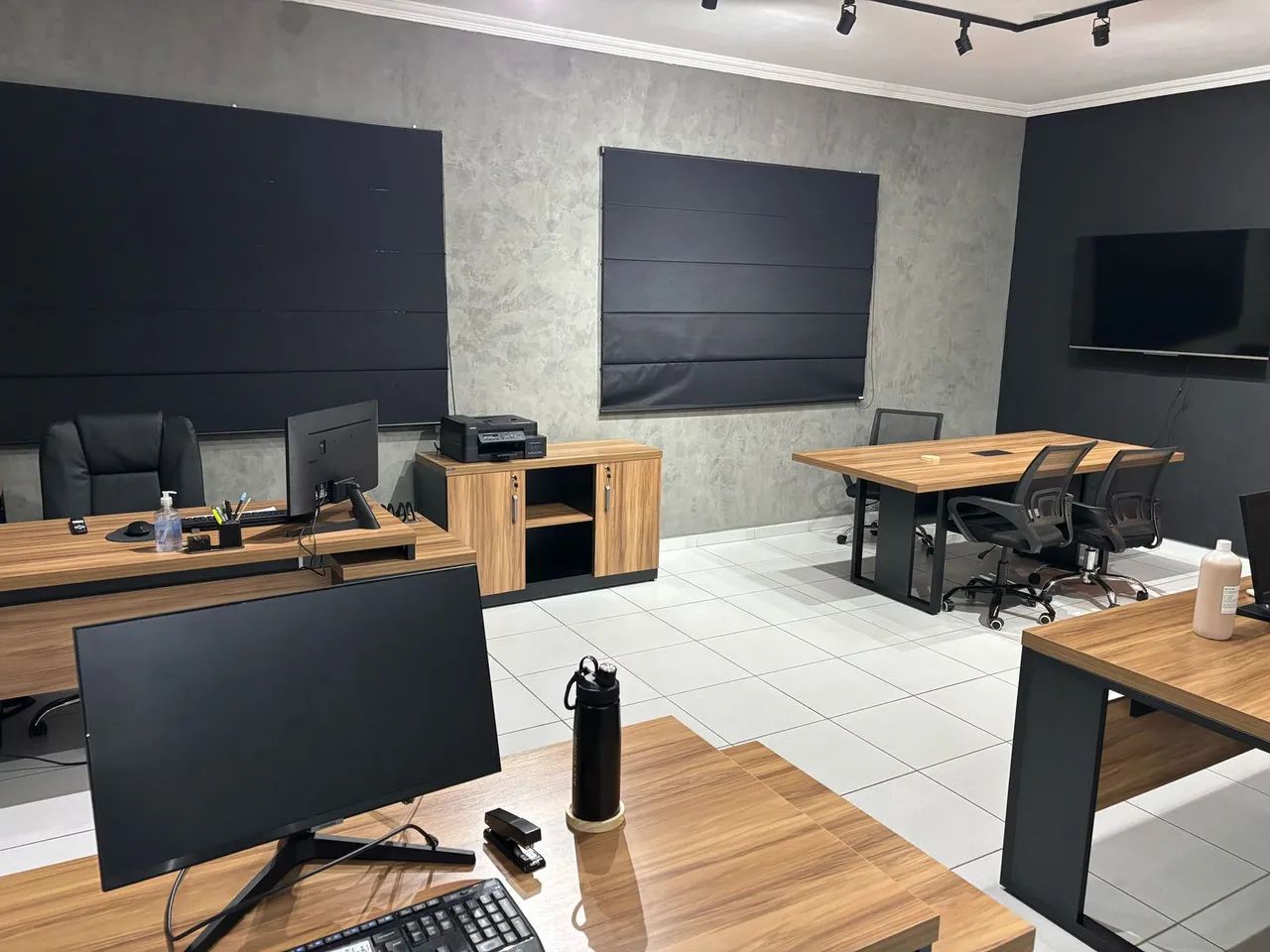 Mesa de Reunião para Escritório Tampo 40mm I Pé Painel - Geeb - Entrega Rápida 