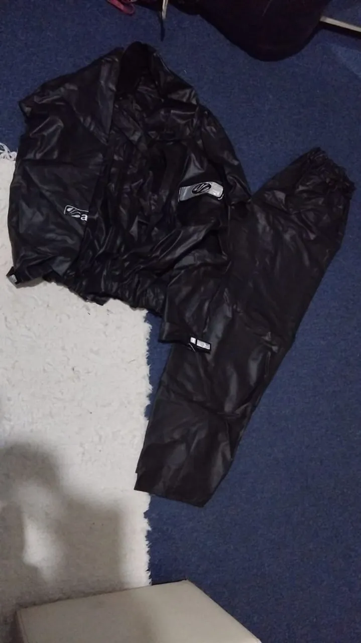 Conjunto de chuva impermeável preto