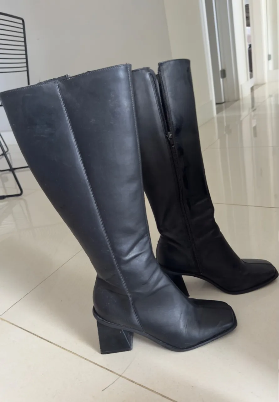 Botas Femininas Pretas - Elegância e Conforto