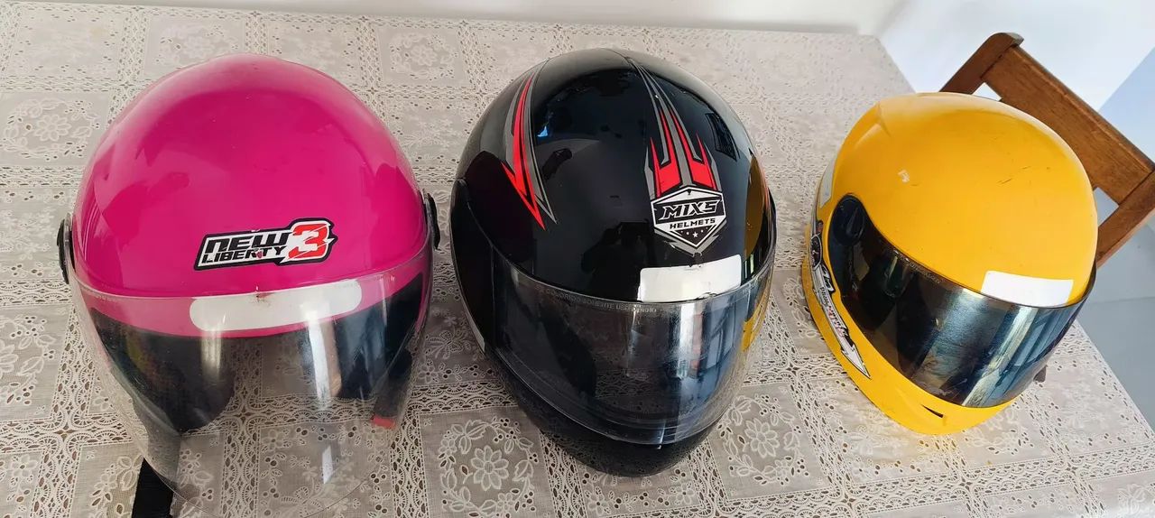 3 capacetes de moto - vários modelos, muito bom estado