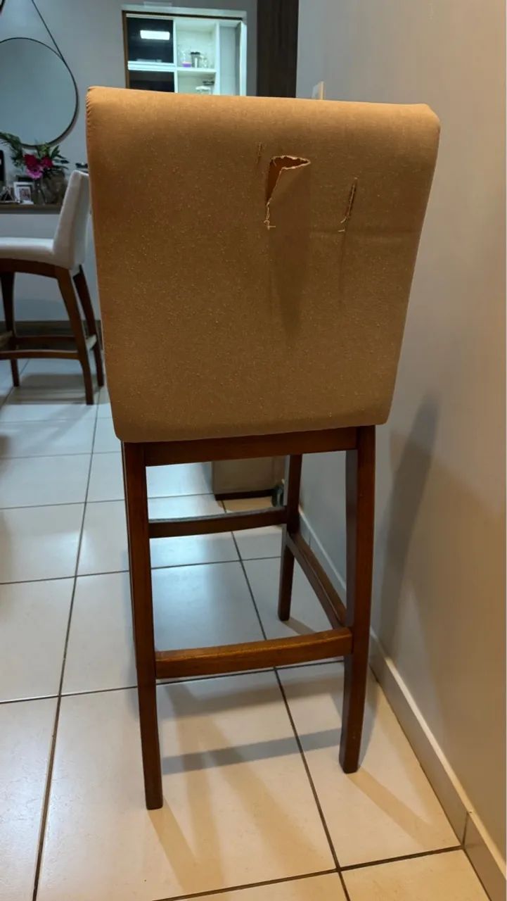 Banqueta estofada com pés em madeira maciça  - Foto 3