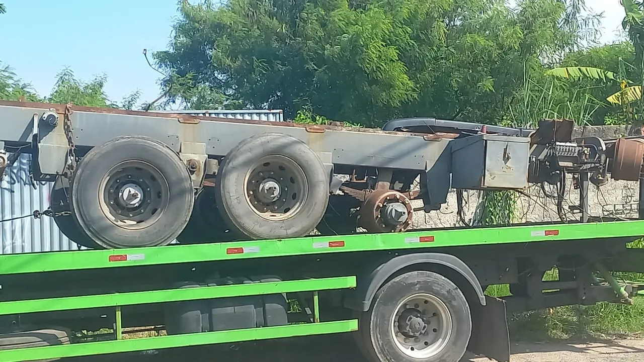 Vendo sucata carreta 3 eixos