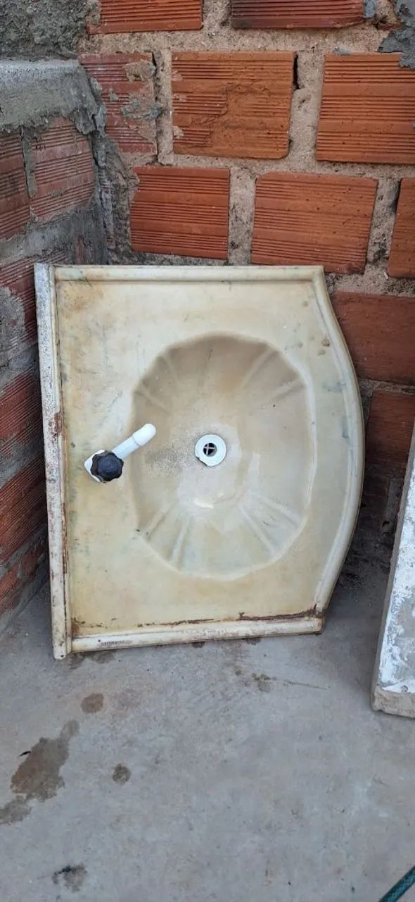 Vendo pia de banheiro usada 