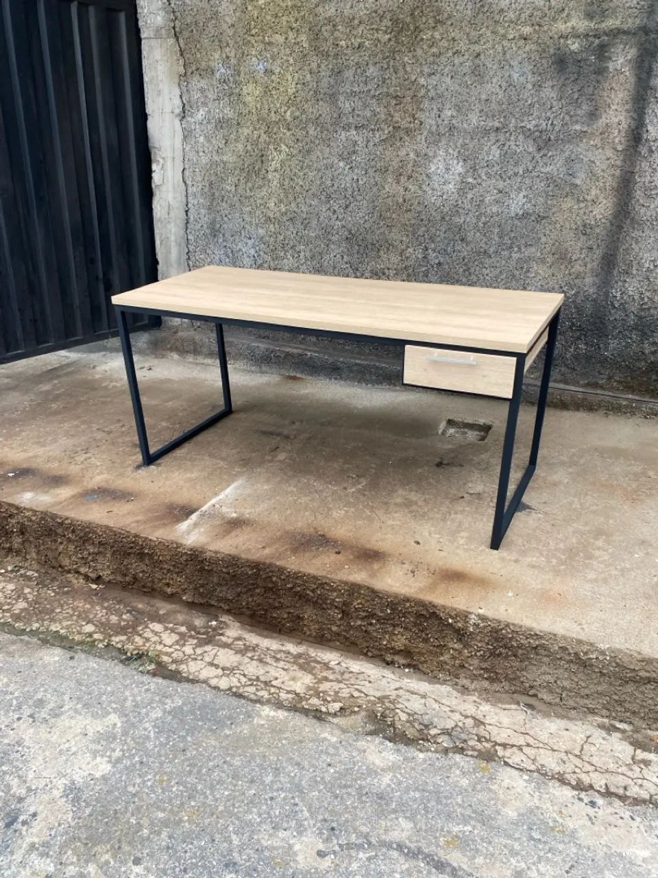 Mesa estilo industrial com tampo de mdf com30 mm de espessura e gaveta - Foto 4