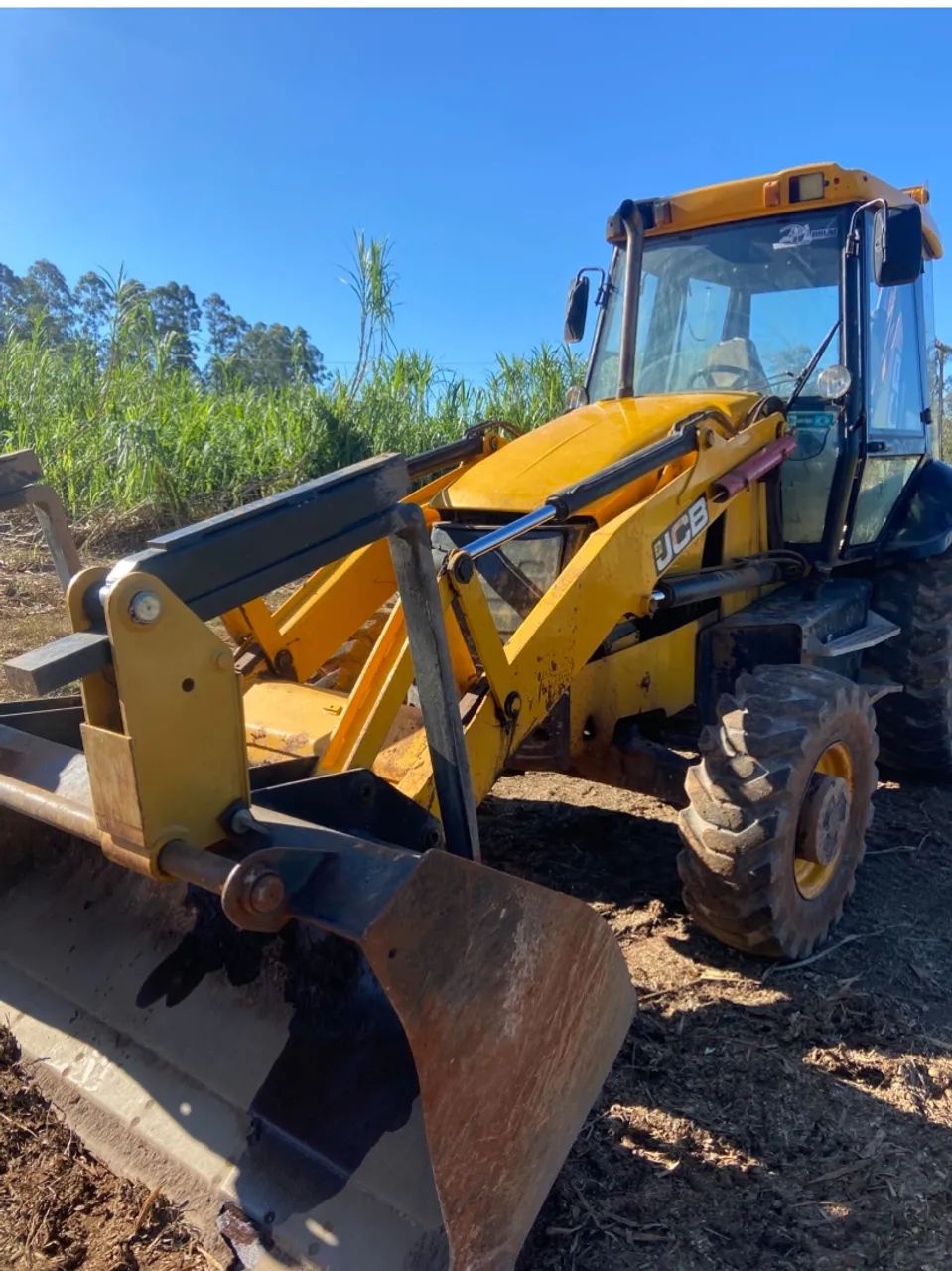 LOCAÇÃO DE RETRO ESCAVADEIRA 