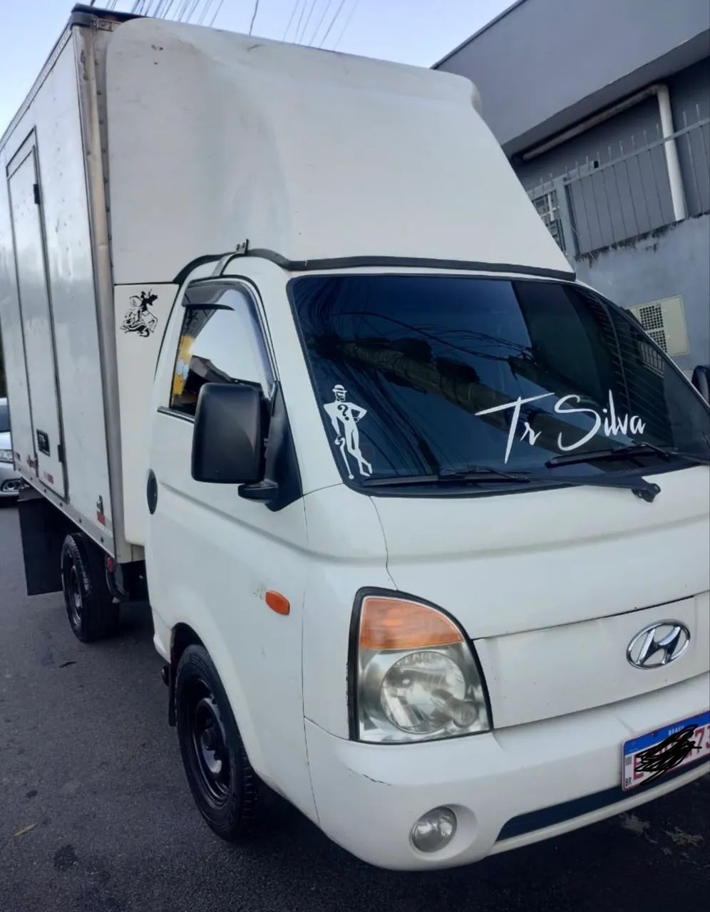 HR Baú 2011 revisada, pneus bons e pronta para trabalhar. Oportunidade!