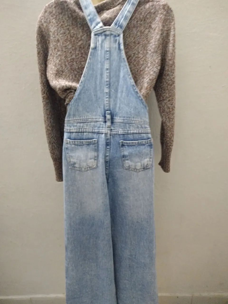 Jardineira longa jeans destroyed  - Foto 3