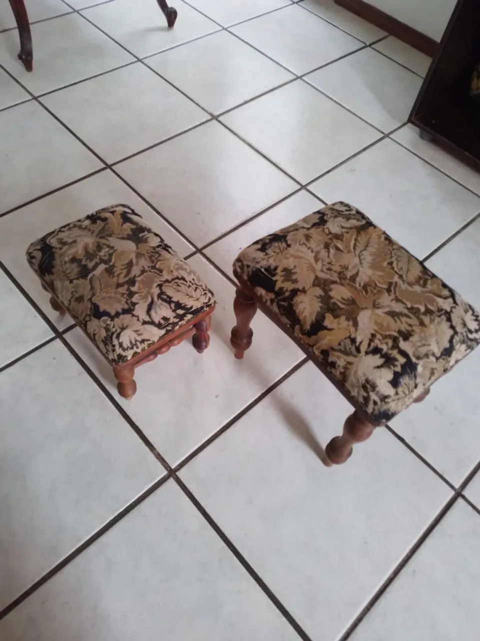 Conjunto de 2 Bancos de Madeira Estofados - Foto 2