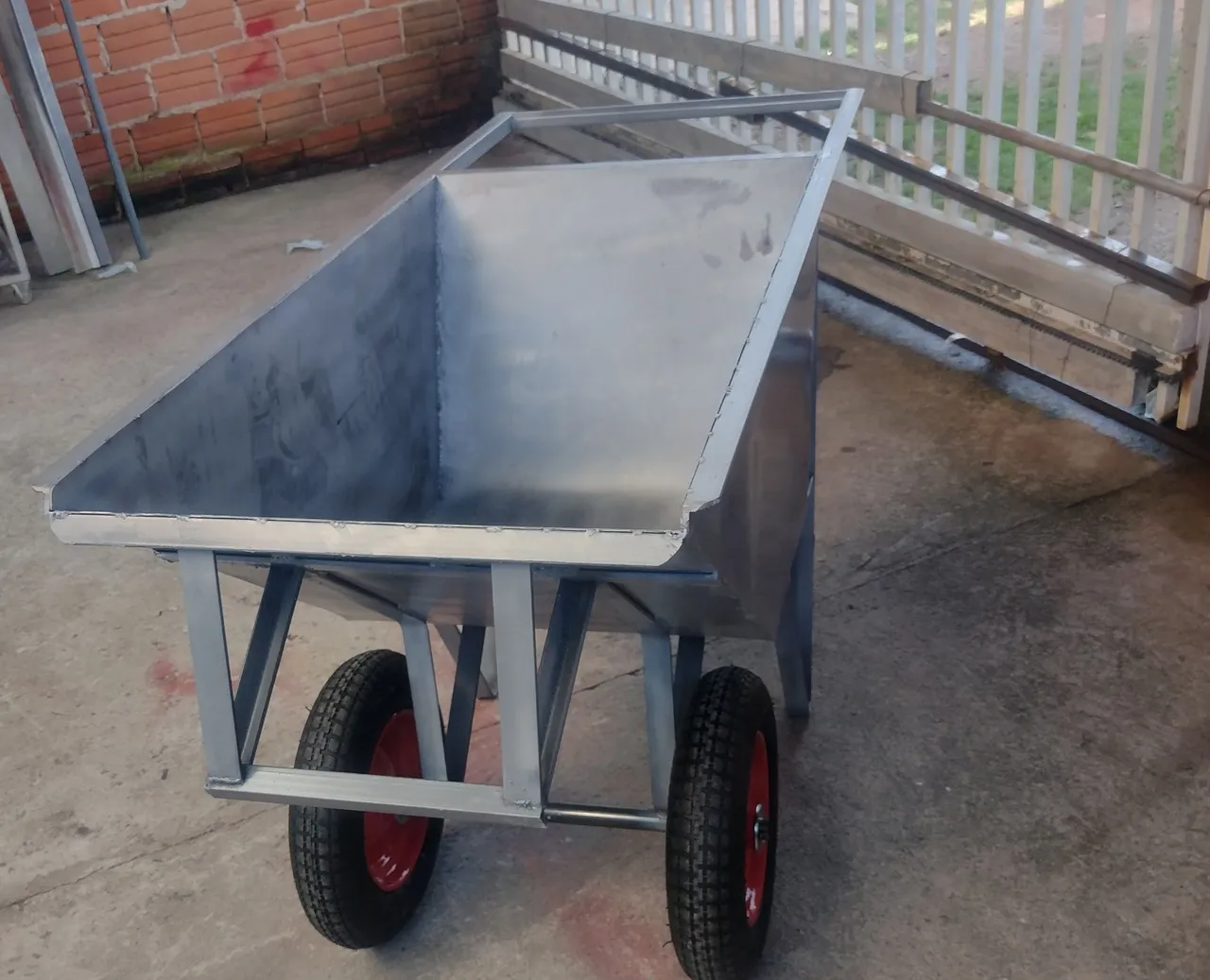 Carrinho de Mão Reforçado em Metal