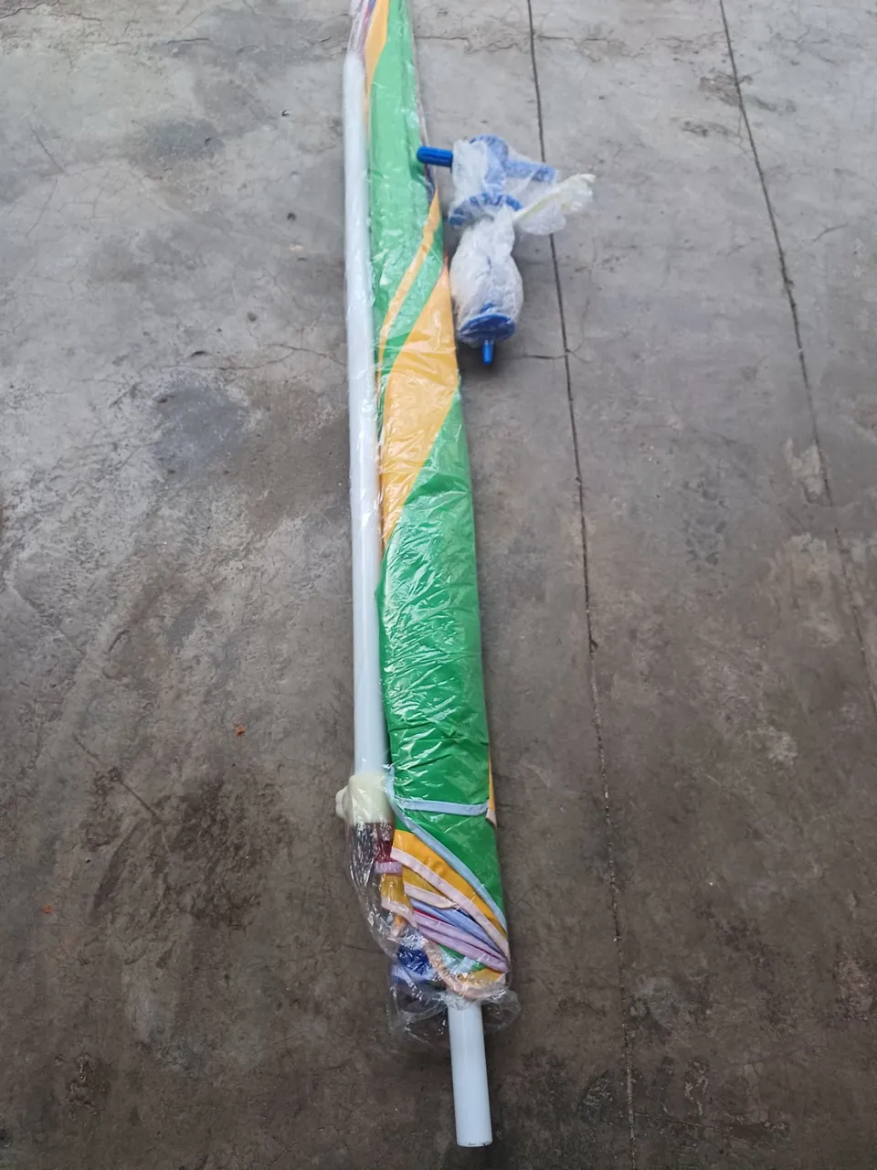 Ombrelone novo e colorido para área externa