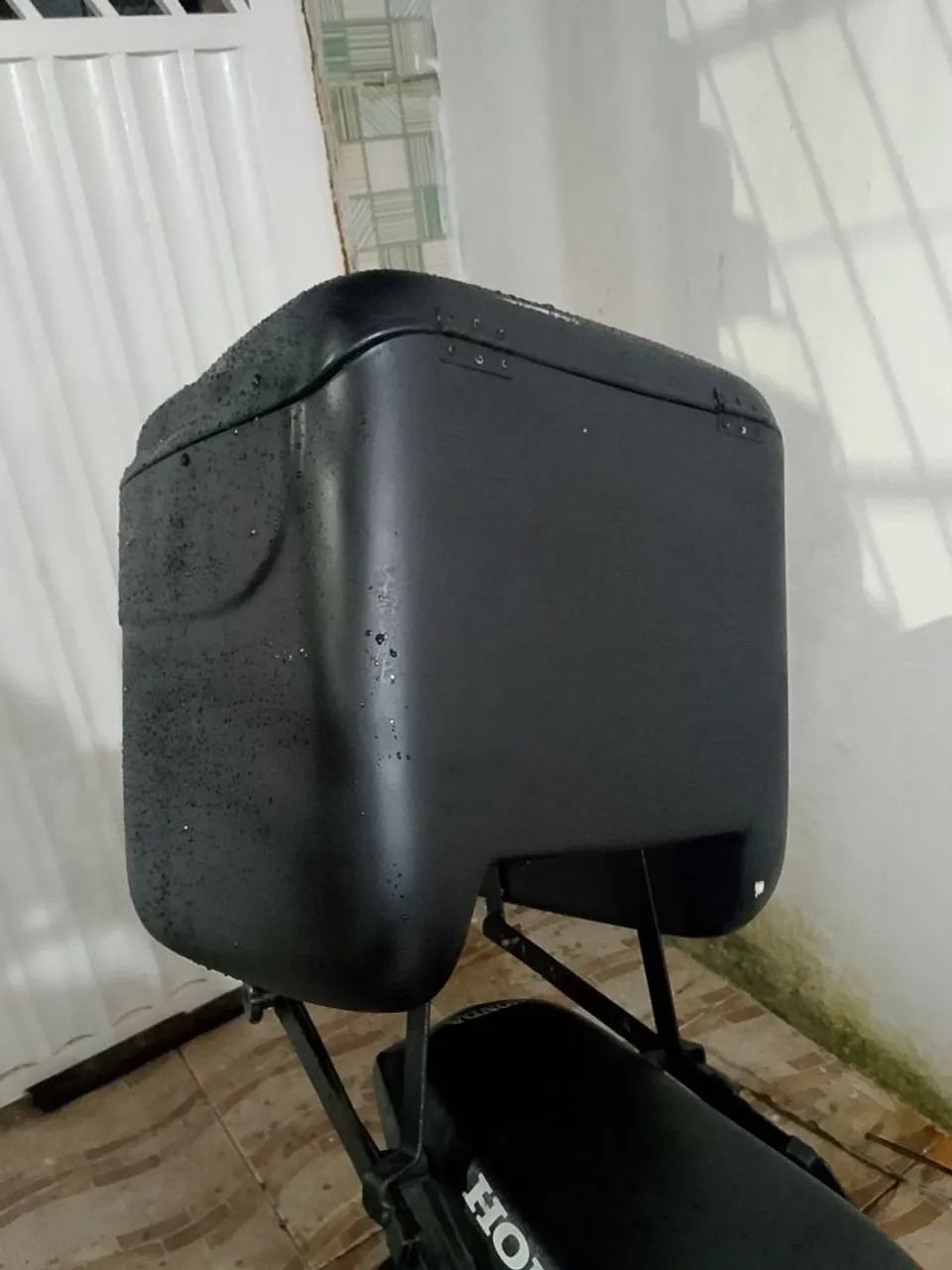 Baú para moto com suporte alongado