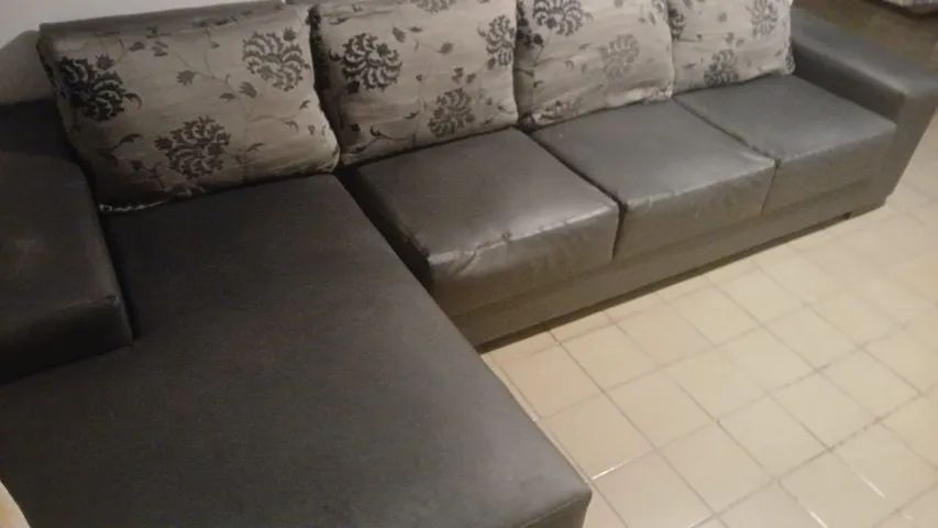 Sofá lindo em formato L. Cinza ! E vai com as almofadas ! Ele é em couro  - Foto 4