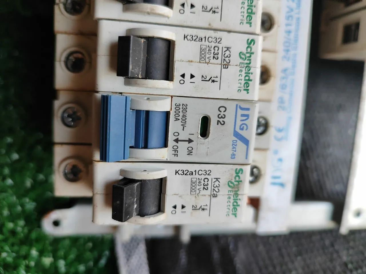 Kit de Disjuntores Elétricos Schneider e JNG