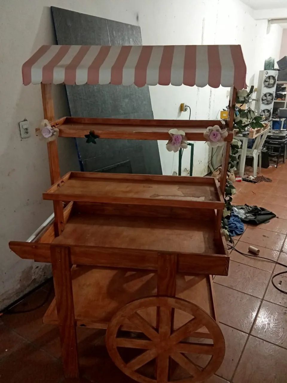 Carrinho Expositores de Madeira - Foto 4