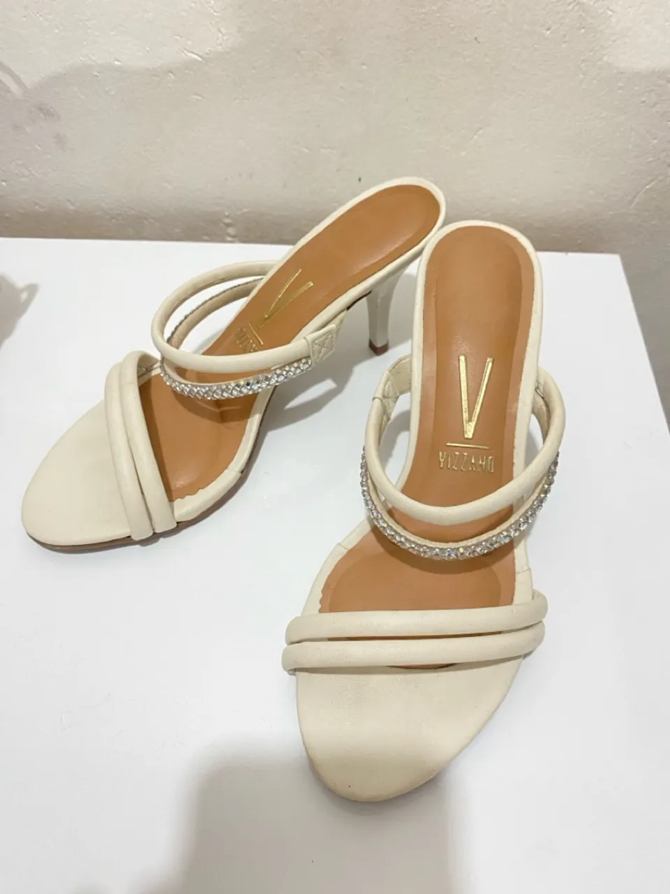 Sandália Vizzano Off White com Detalhes em Strass - Elegância e Conforto