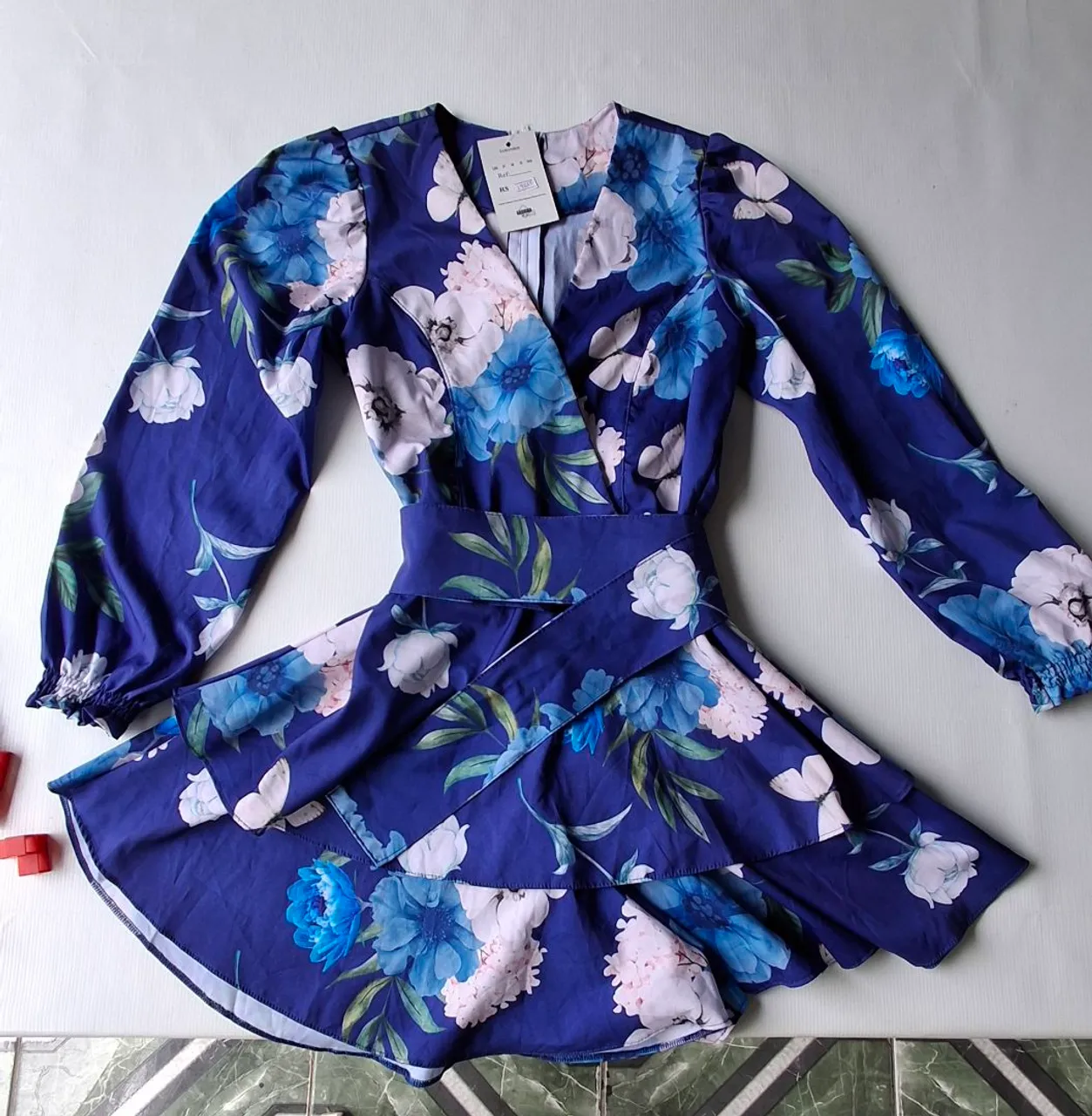 Vestido Floral Azul com Detalhes Românticos