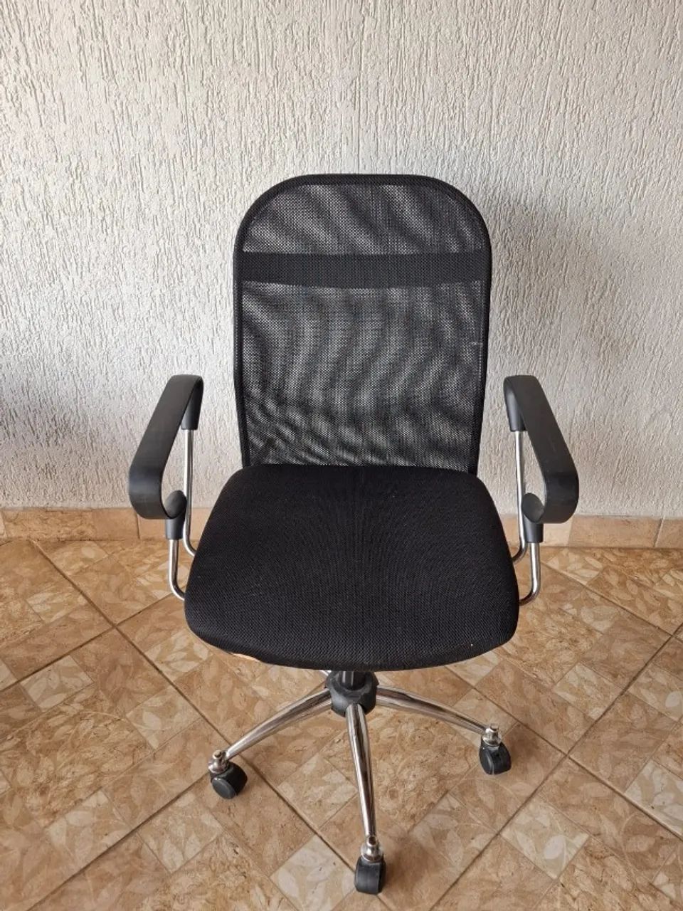 Cadeira de Escritório Diretor Tela Mesh Giratória Cromada - R$ 320,00