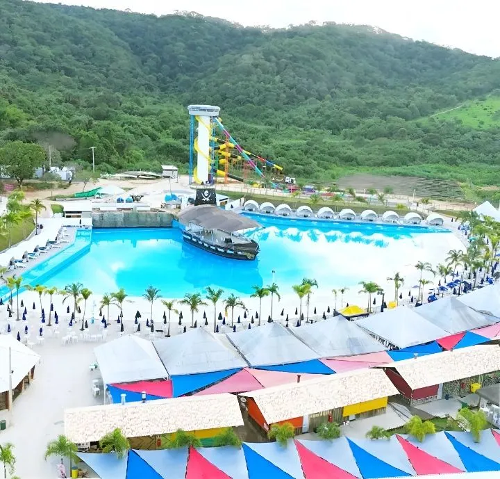 Parque aquático Aquabeat com piscina de ondas