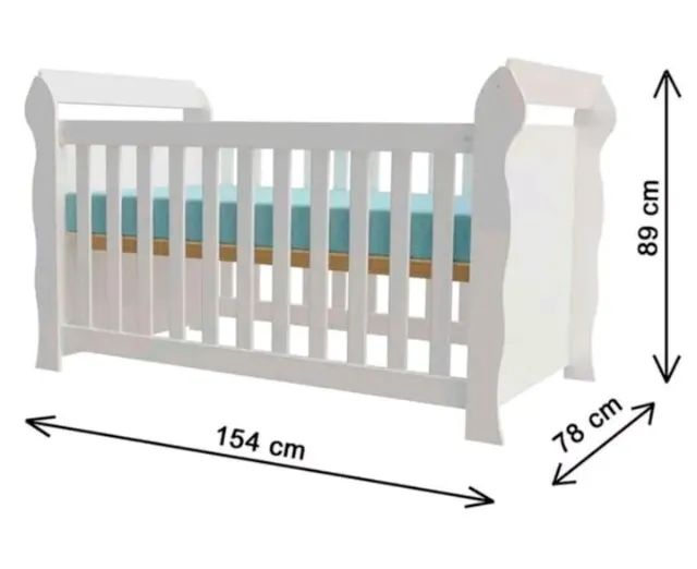 Berço que vira cama com colchão e capa impermeável. 