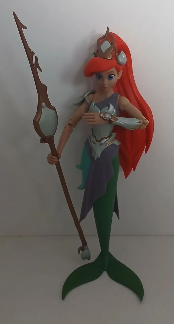 BONECO ACTION FIGURE DISNEY ORIGINAL MIRRORVERSE ARIEL A PEQUENA SEREIA COM TRIDENTE