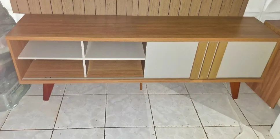 Rack com Porta Deslizante e  Divisórias em Ótimo Estado