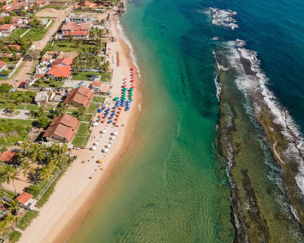 Casa de Praia beira-mar com churrasqueira, piscina, lazer e 8 quartos - Foto 2