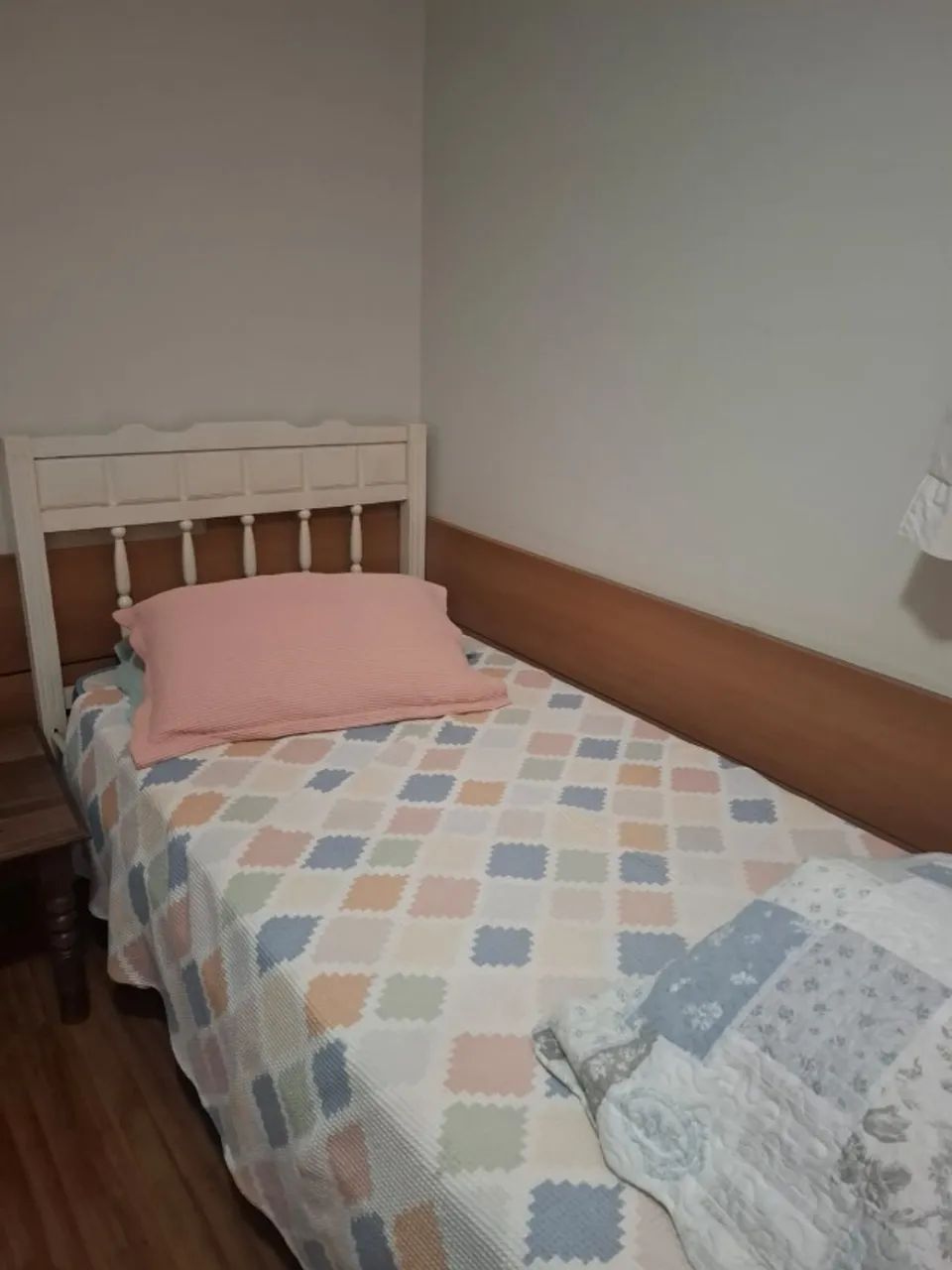 Camas de Solteiro com Colchão e Mesa de Cabeceira - Foto 2