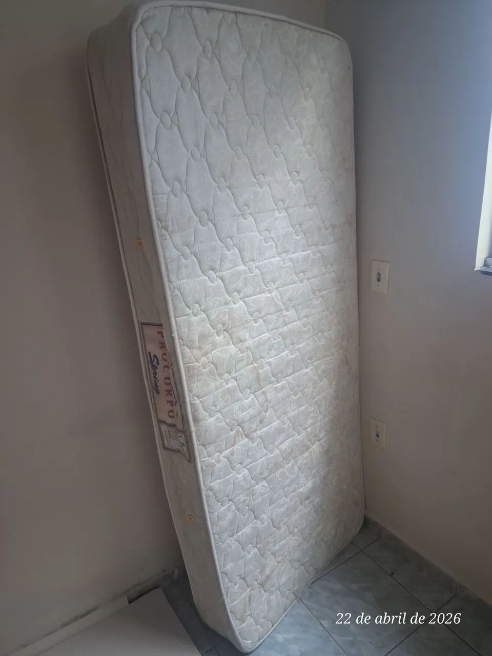 Cama para solteiro em madeira com colchão  - Foto 4