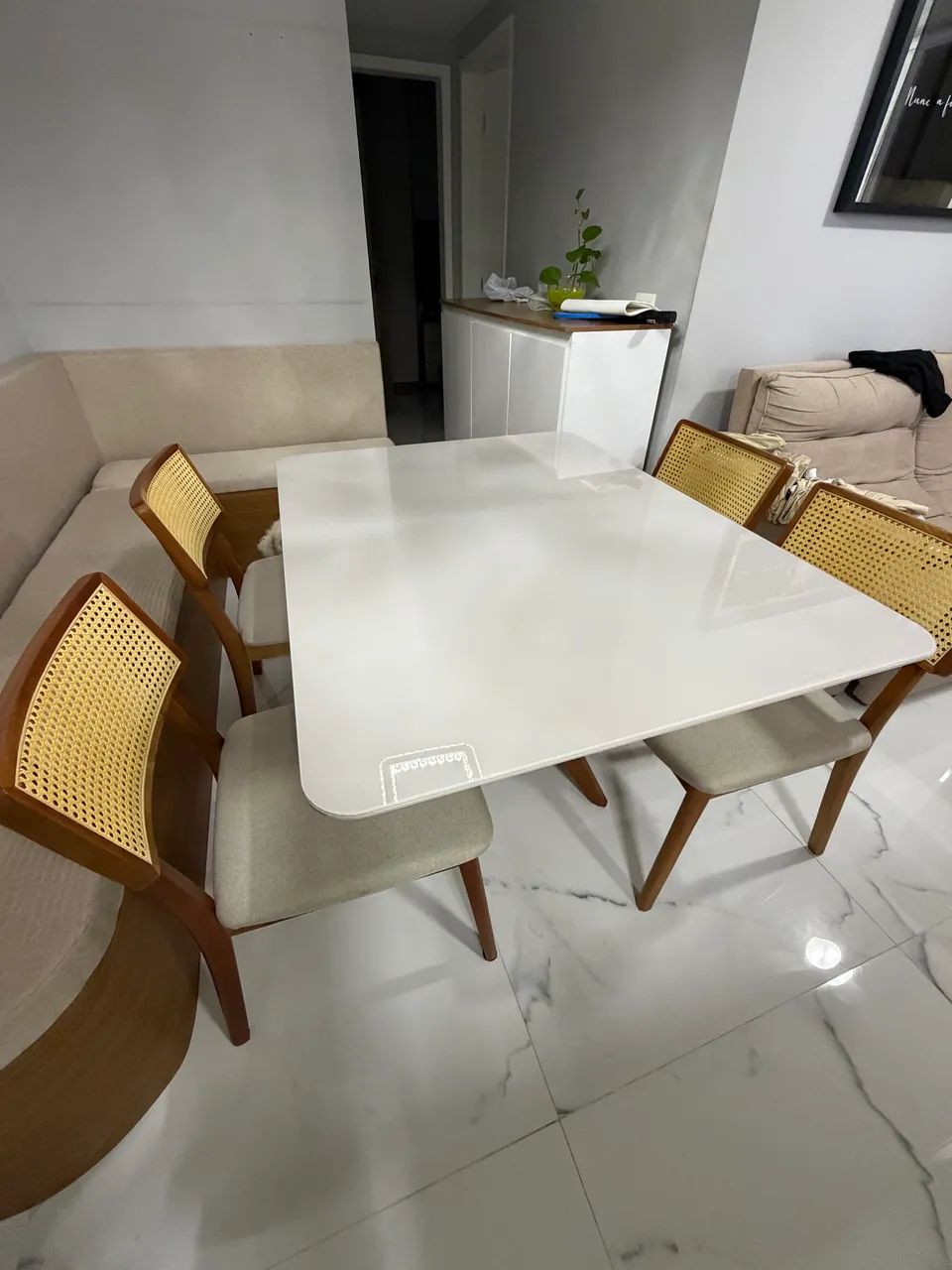 Mesa de jantar com tampo de vidro, com base de madeira maciça com 04 cadeiras de madeira  - Foto 3