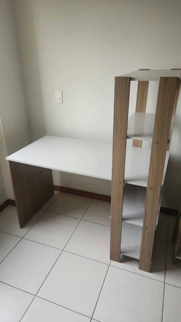 Mesa de escritório com estante