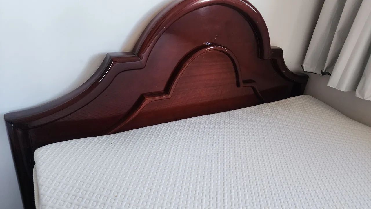 Cama Casal Queen Madeira com Colchão 