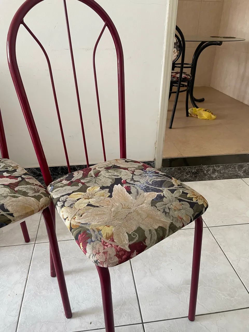 Mesa com tampo de vidro com quatro cadeiras - Foto 2