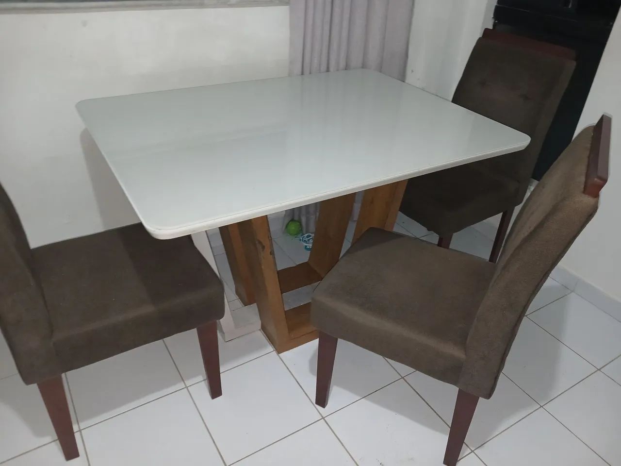 Mesa com 4 cadeiras  - Foto 2
