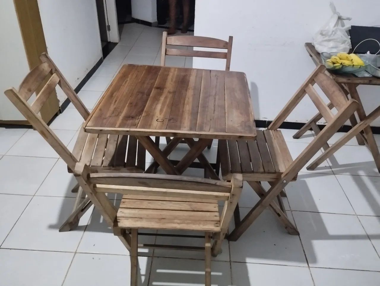 Jogo de mesas com cadeiras madeira .