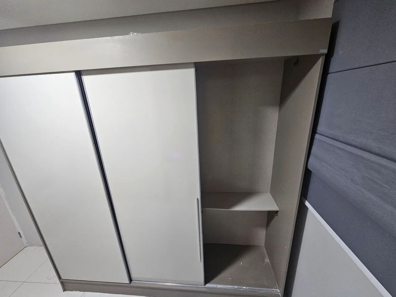 Guarda-Roupa usado com porta de correr  - Foto 2