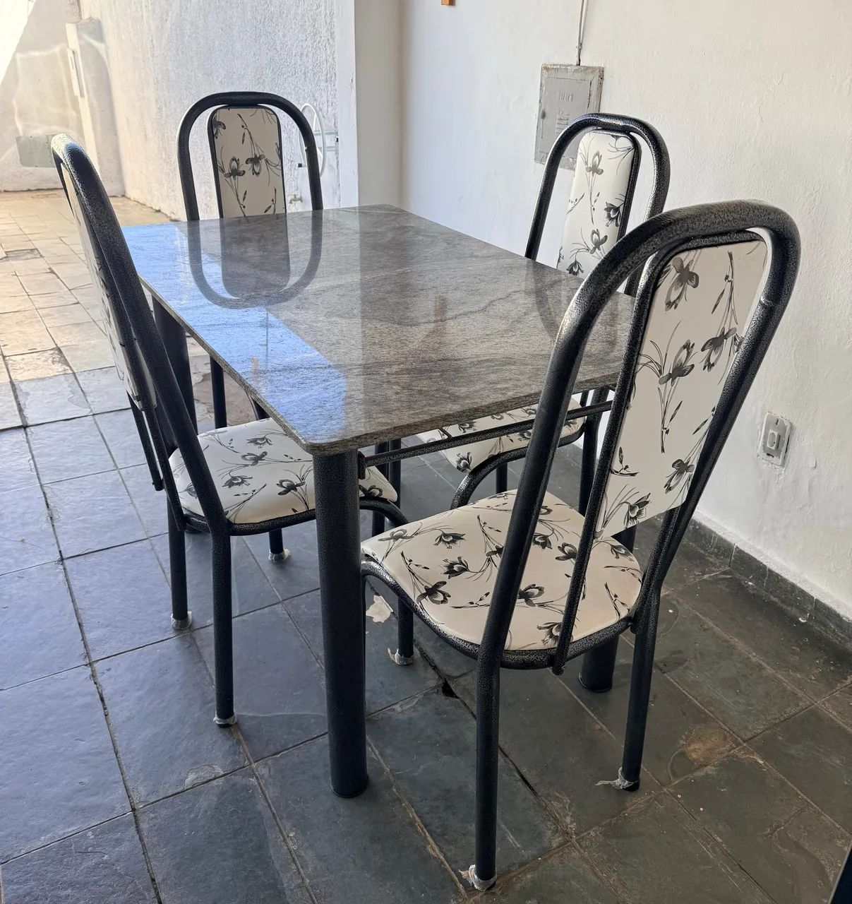 Conjunto de mesa com 4 cadeiras Granito