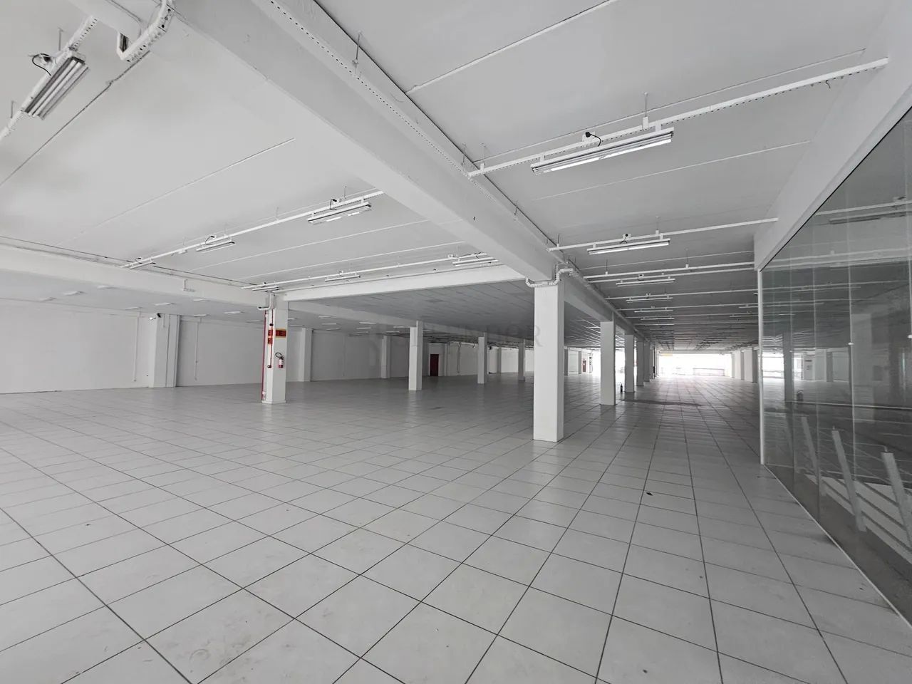 Sala comercial 1.863 m² na Rua 7 de Setembro com amplo estacionamento