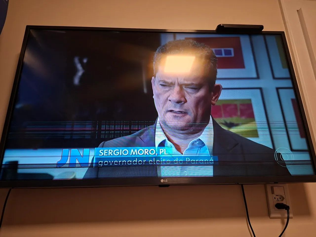 Smart tv LG 43 polegadas com pequeno problema (linhas horizontais aparecendo na parte inf)