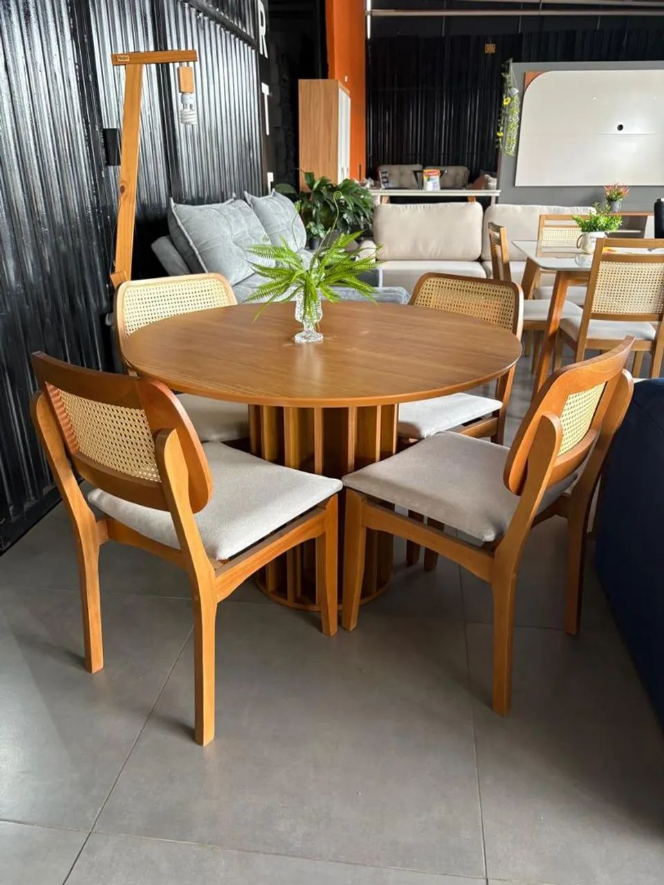 Mesa de jantar redonda com 4 cadeiras 