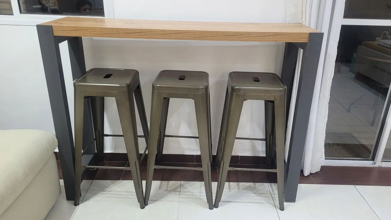 Mesa com banquetas