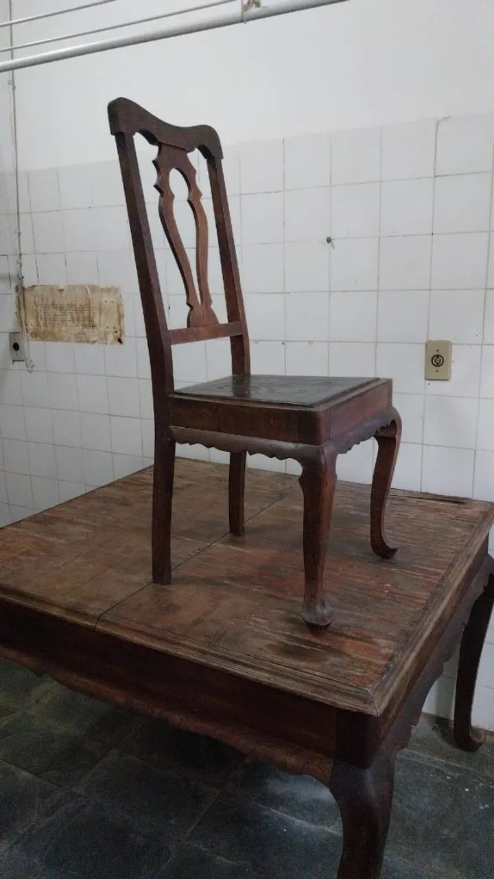 Cadeira para mesa de jantar em jacarandá.